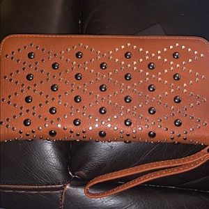 New DESIGN STUDIO MMS LIGHT BROWN LEATHERETTE ZIP CLUTCH with STUDS brand new